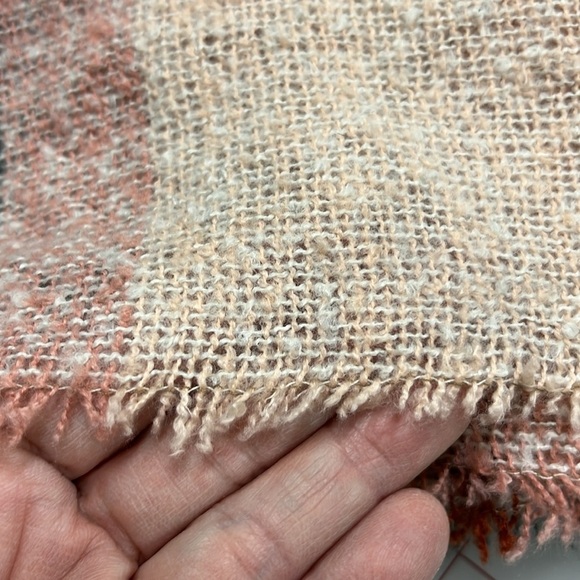 ARIANNA BY HOWARD'S NWT Soft Pink And Grey Woven Fringed Boho Scarf 27" X 72" - Picture 13 of 16